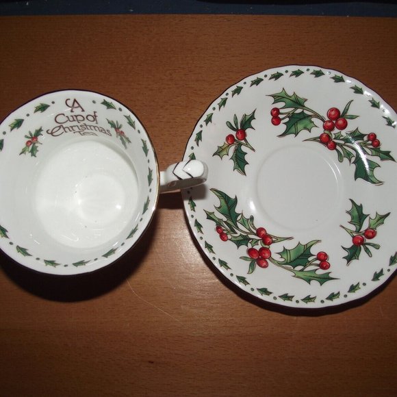 A Cup Of Christmas Tea Cup & Saucer Bone China Gold Trim Waldman House Tom Hegg - Picture 9 of 10